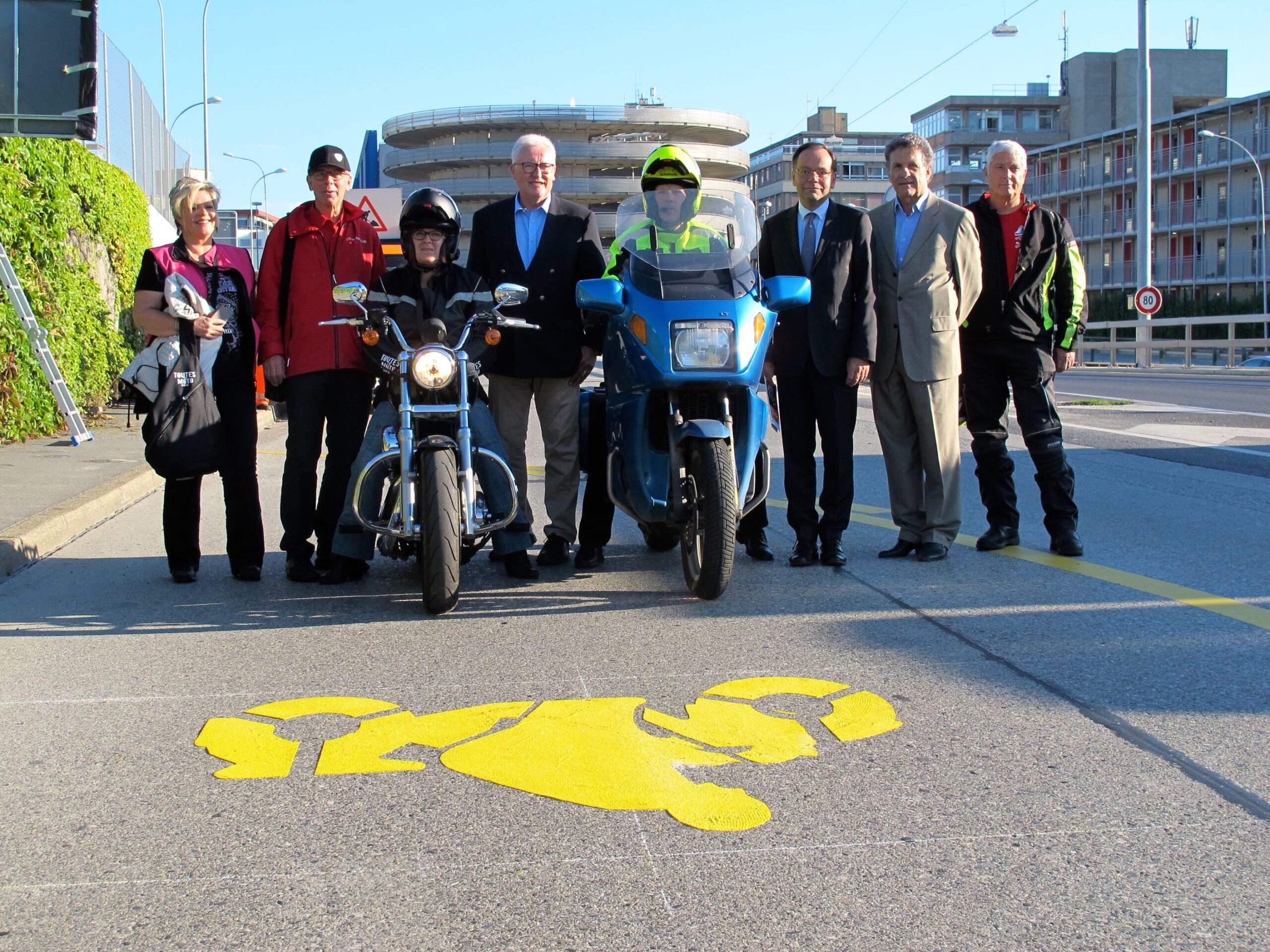 Politiker und Vertreter der IG Motorrad Schweiz auf einer für Motorräder freigegebenen Busspur