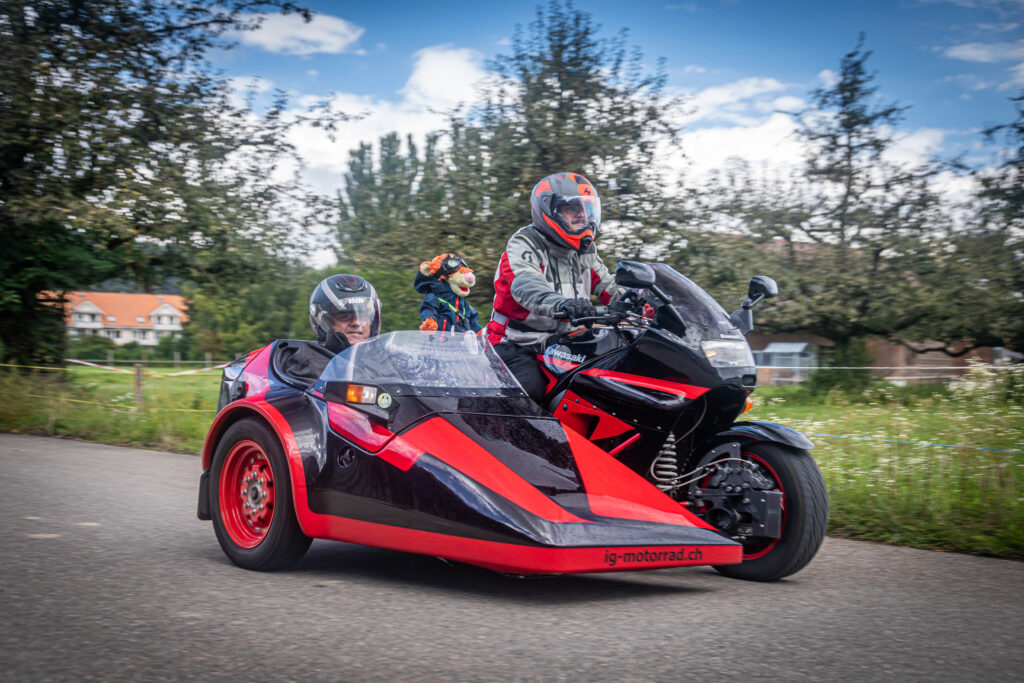 Rotes Kawasaki-Gespann mit IG-Motorrad-Aufschrift