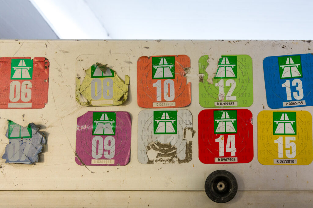 Zehn Autobahnvignetten kleben auf einem Anhänger