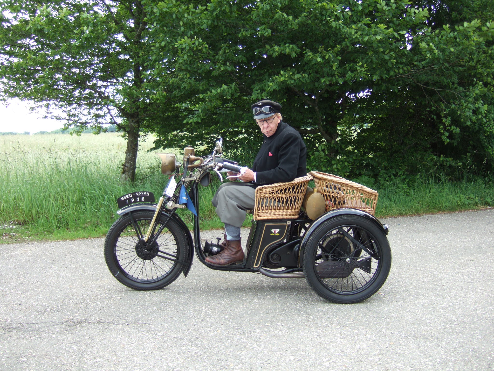 Alter Mann auf altem Trike